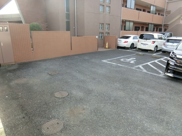 18/28 駐車場