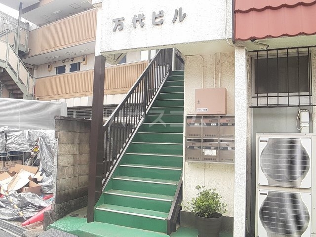 23/27 エントランス