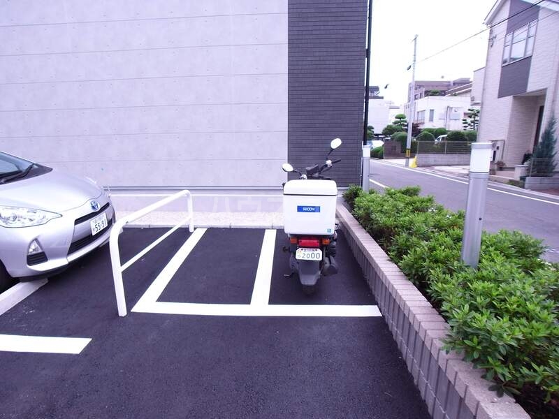 18/27 駐車場