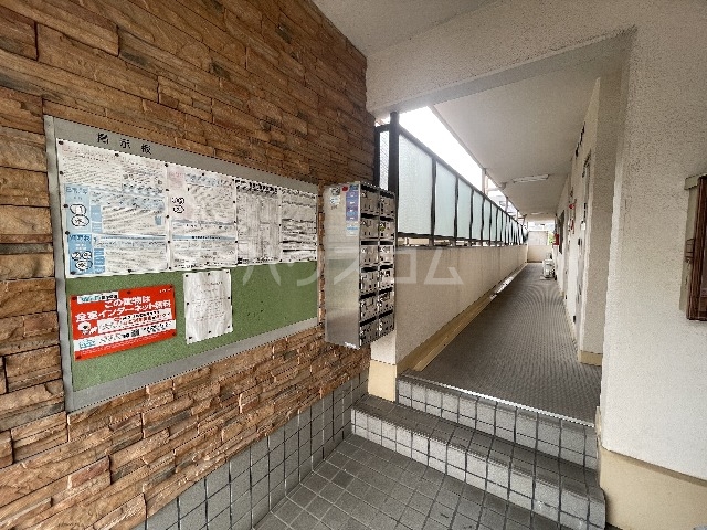 23/27 エントランス