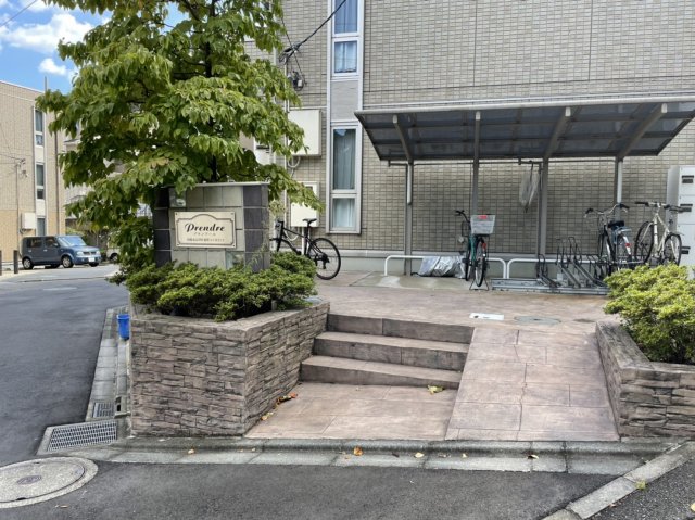 28/30 エントランス