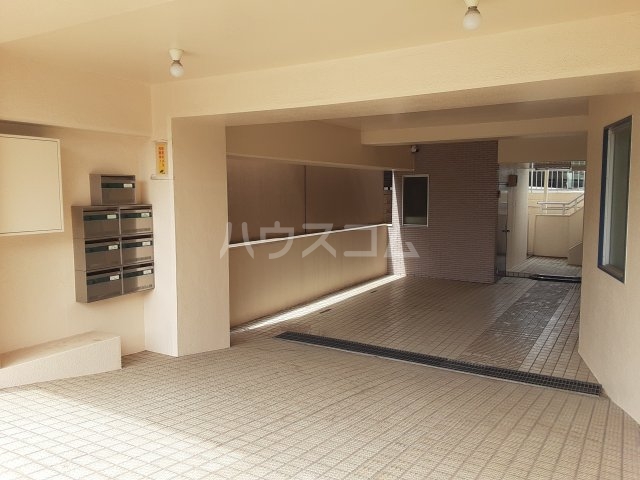 19/30 エントランス