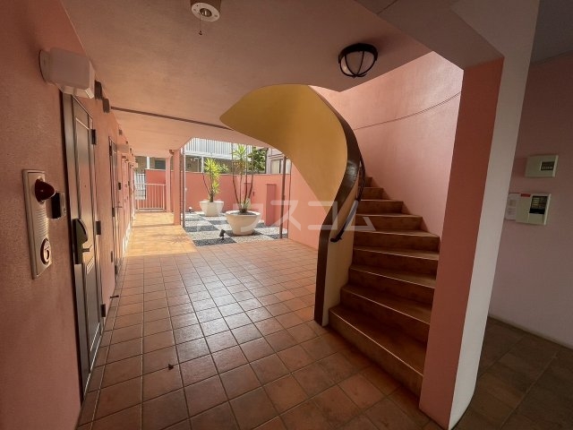 26/30 エントランス