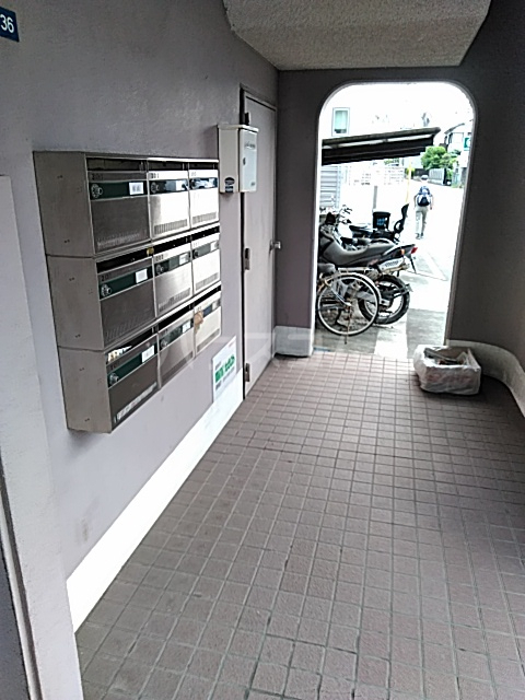 23/27 エントランス