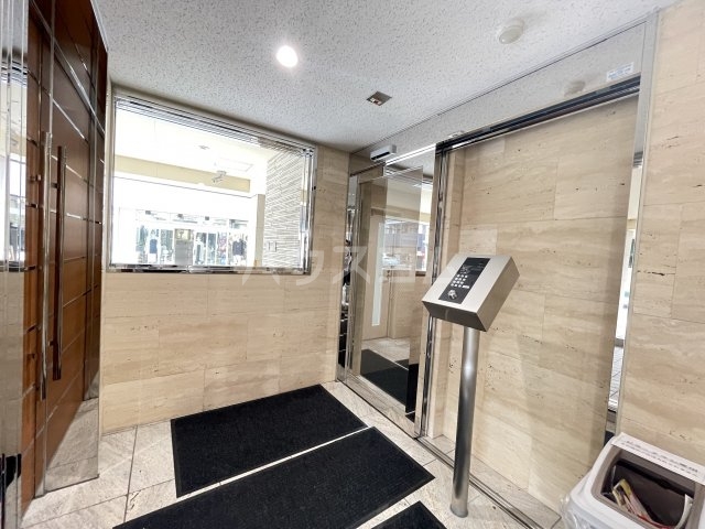 24/30 エントランス