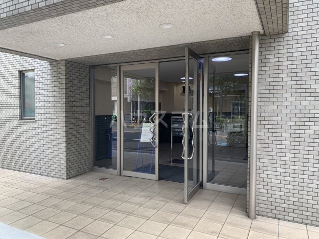 23/28 エントランス