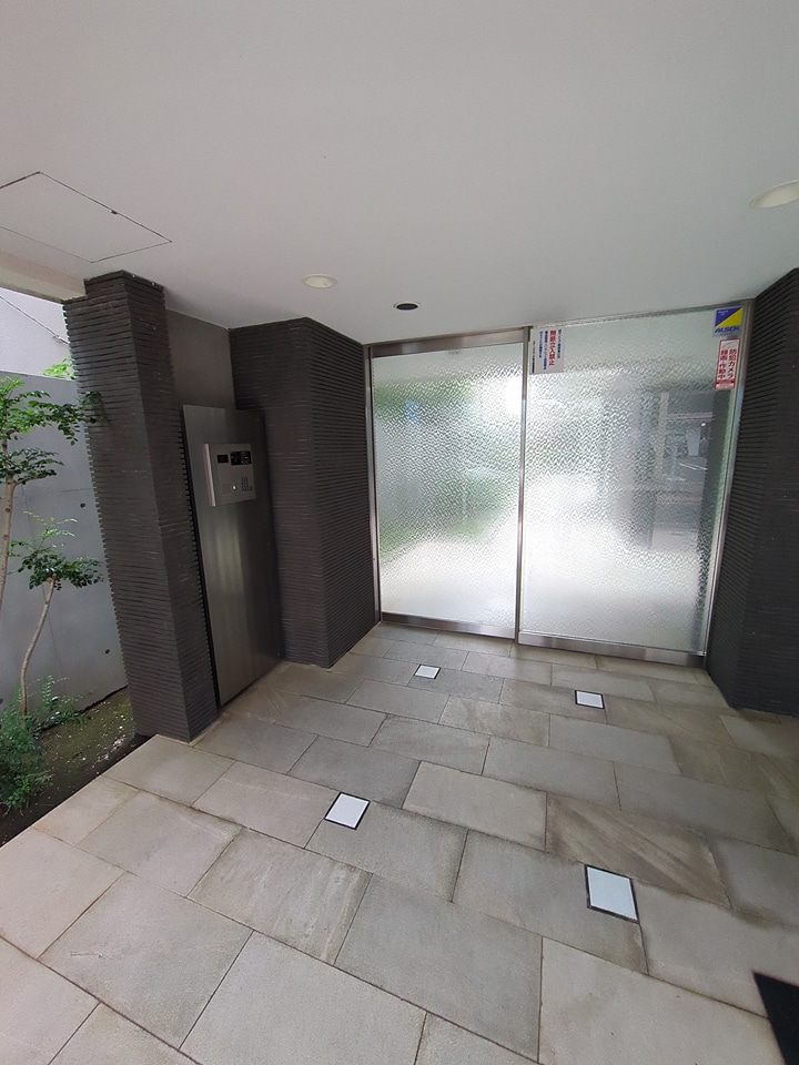 23/30 エントランス