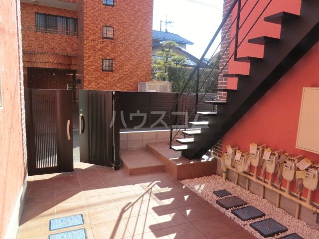 19/30 エントランス