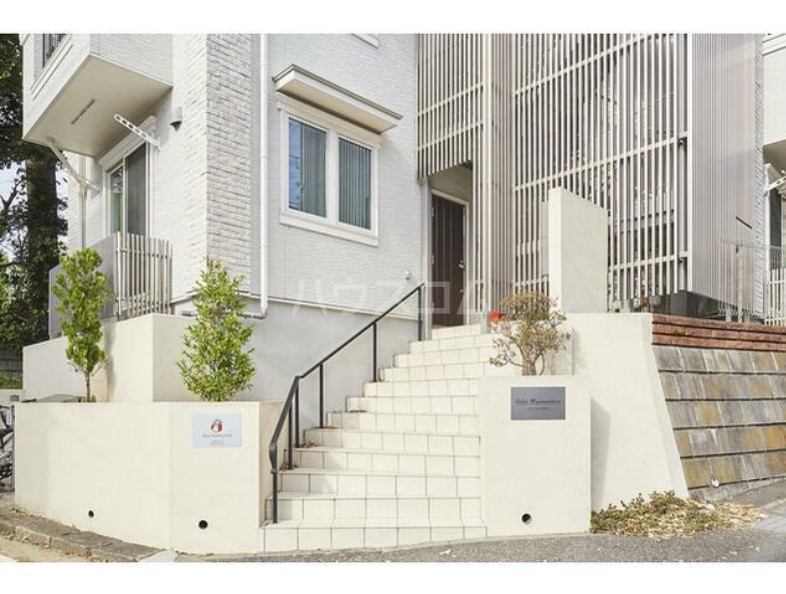 16/23 エントランス