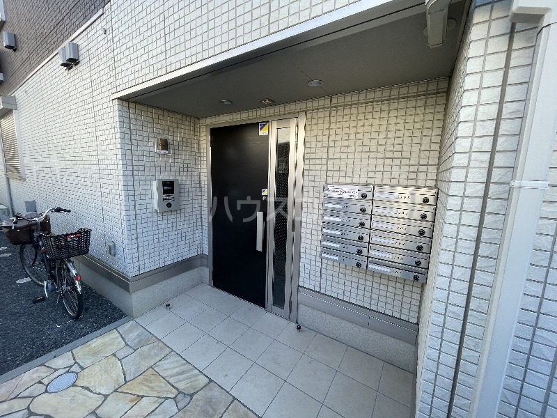 27/30 エントランス