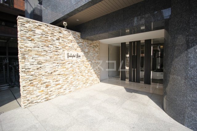 27/30 エントランス