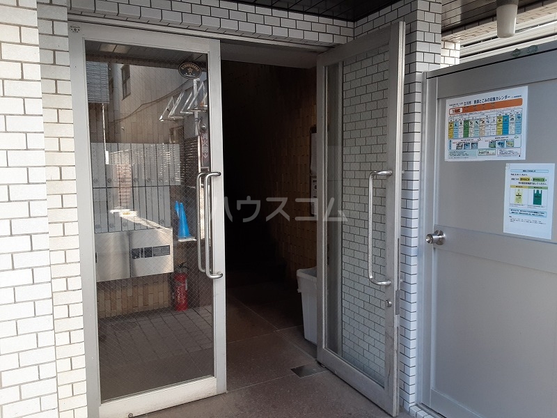 27/30 エントランス