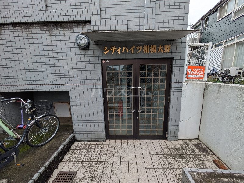 27/30 エントランス