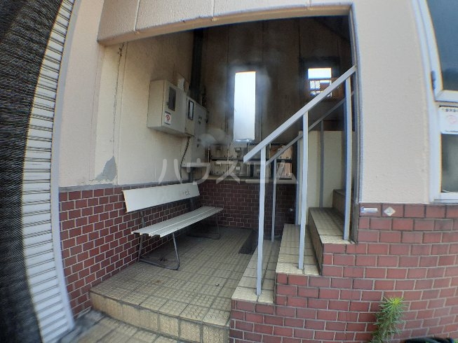 21/30 エントランス