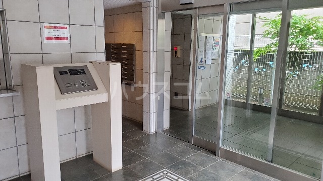 24/30 エントランス