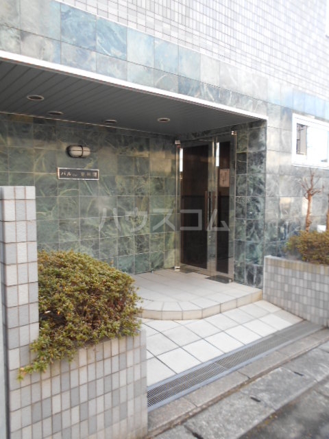 23/30 エントランス