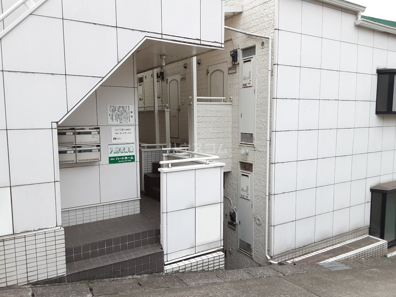 28/30 エントランス