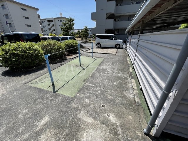 18/27 駐車場