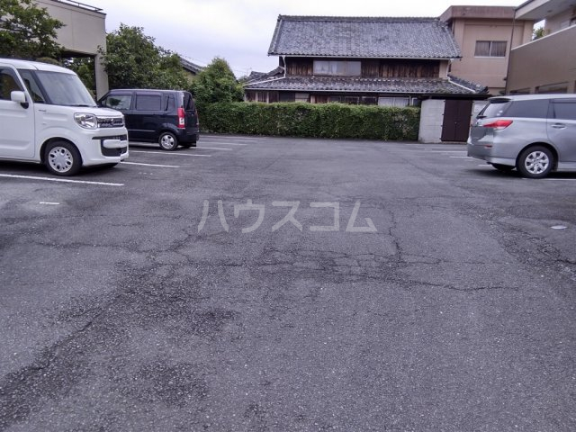 18/28 駐車場