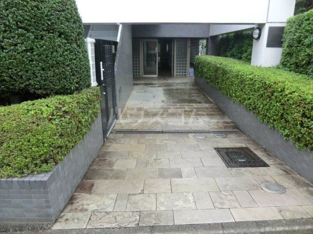 23/27 エントランス