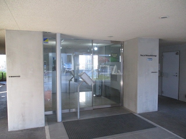 21/30 エントランス