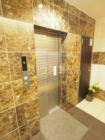 27/30 エントランス