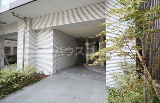 23/28 エントランス