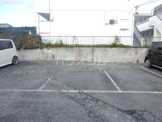 25/28 駐車場