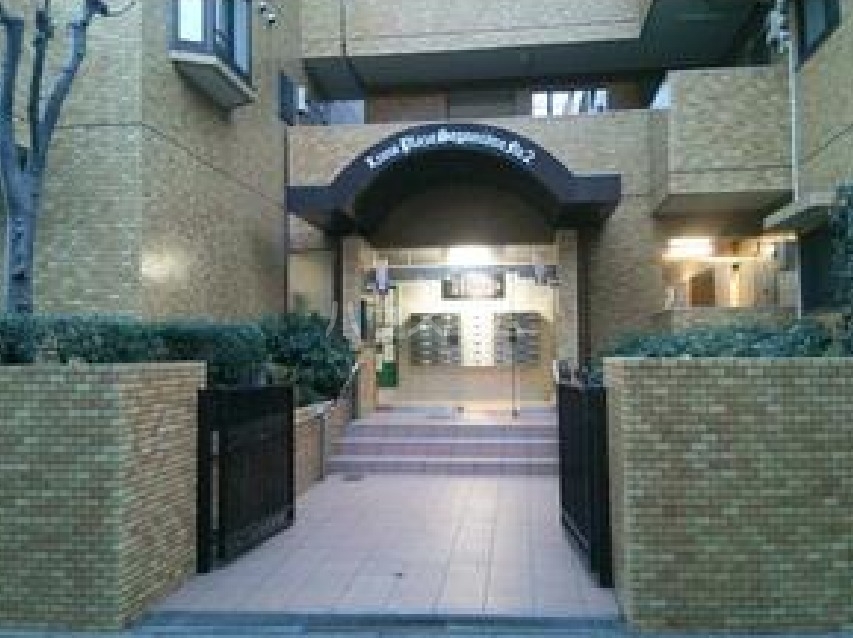 16/23 エントランス