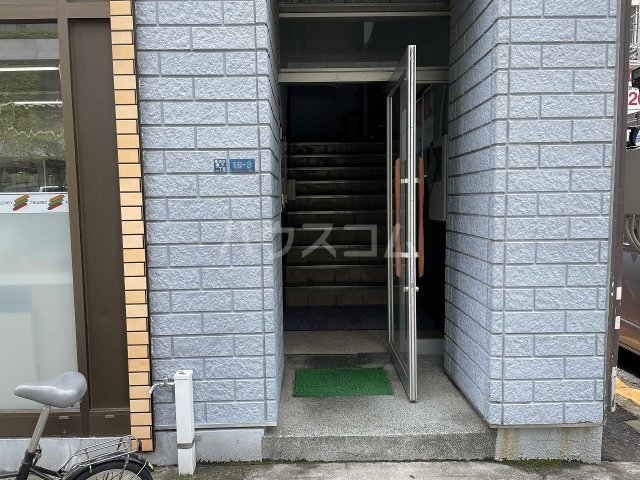 24/30 エントランス