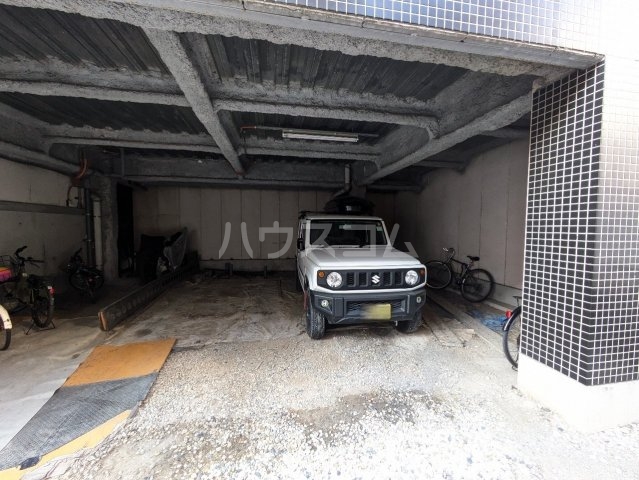 23/30 駐車場