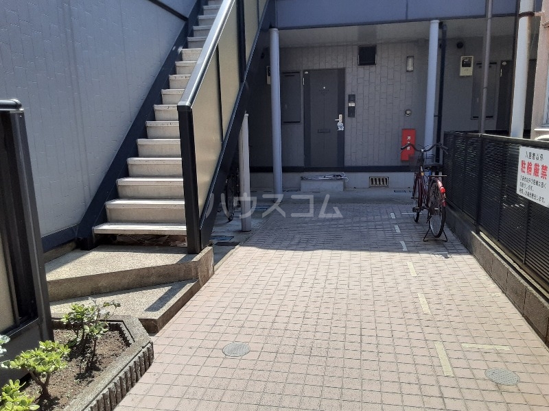 21/30 エントランス