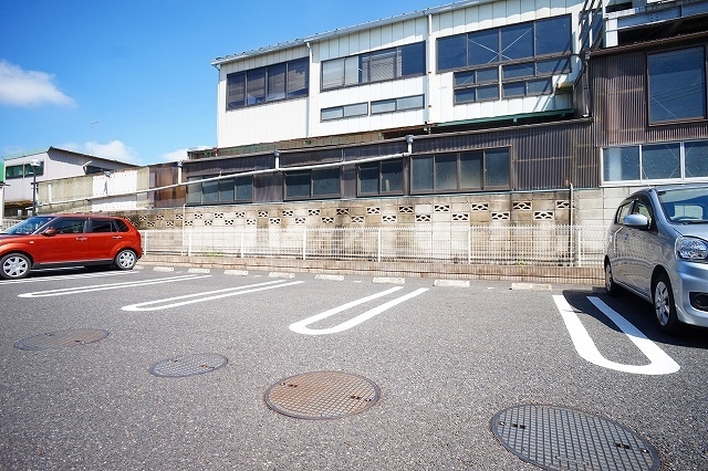 27/30 駐車場