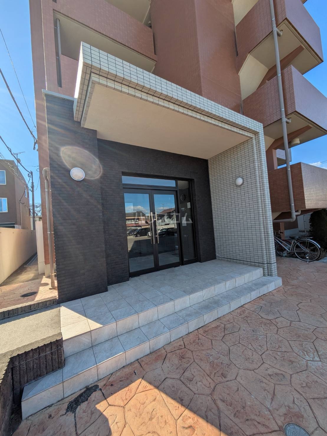 24/30 エントランス