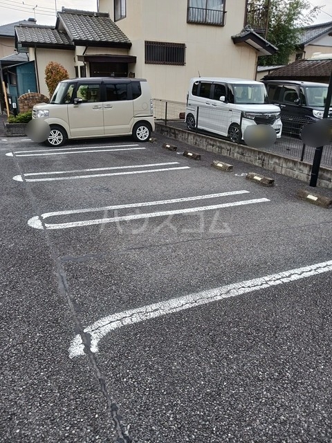 27/30 駐車場