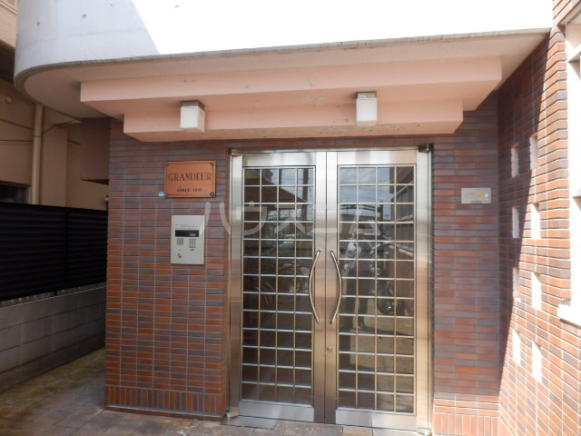 24/30 エントランス