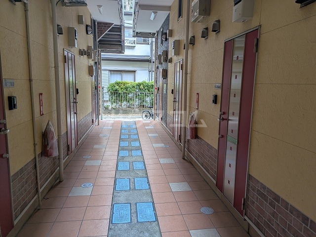 16/19 エントランス