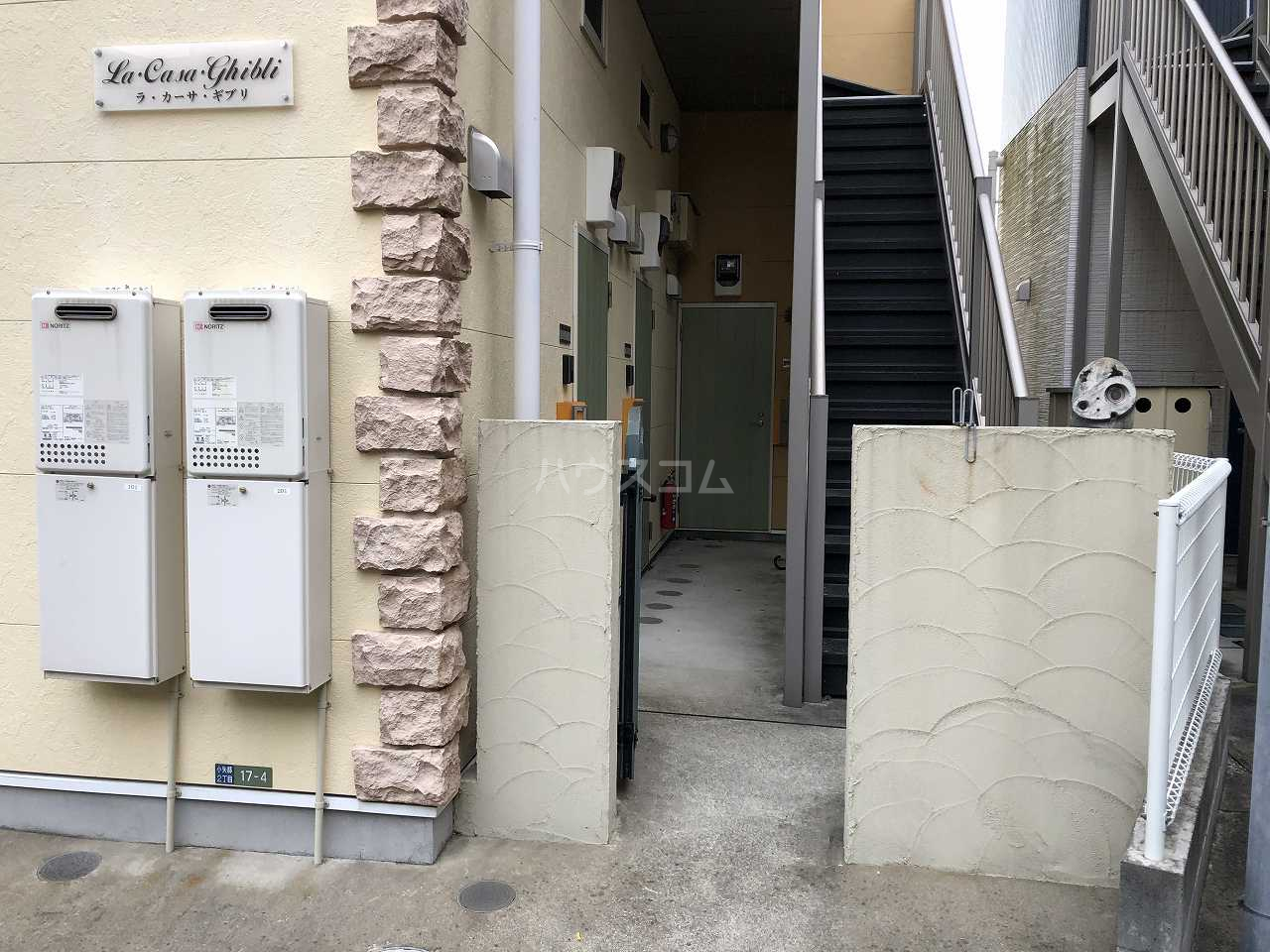 24/30 エントランス