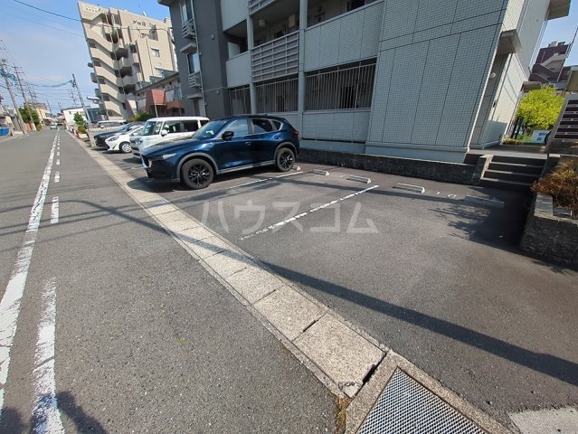 18/27 駐車場