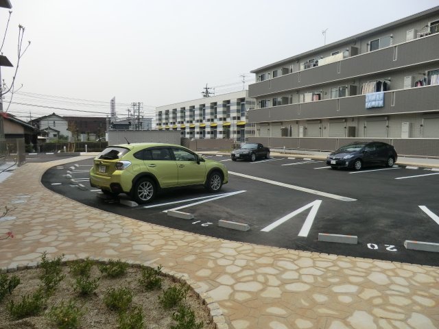 18/27 駐車場
