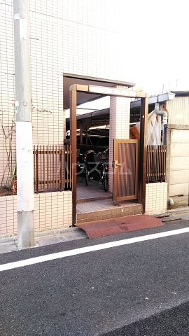 27/30 エントランス