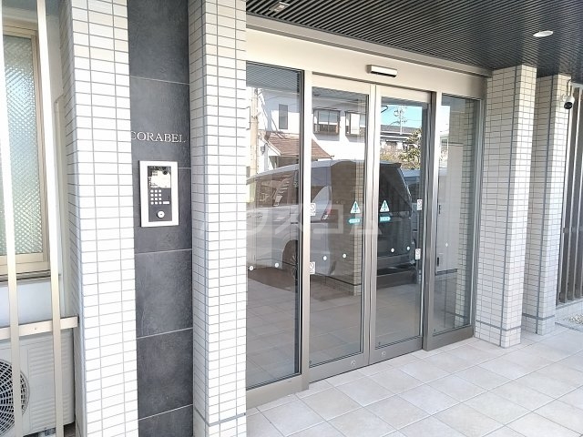 23/27 エントランス