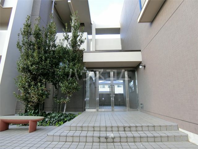 18/27 エントランス