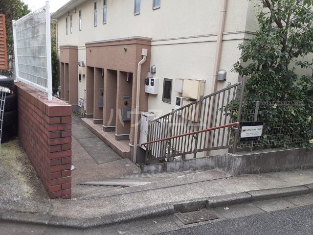 22/28 エントランス