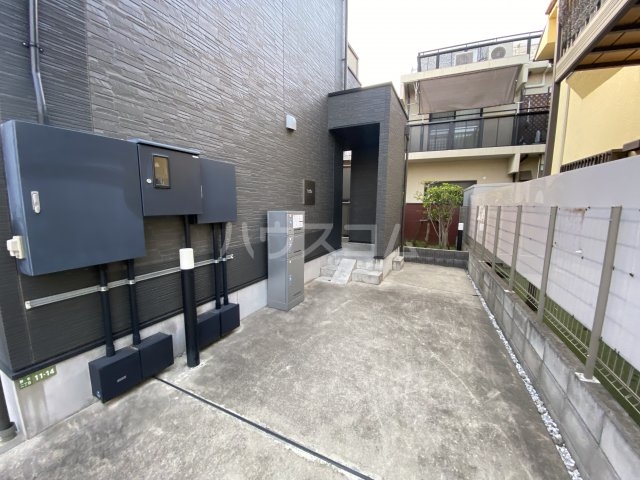 21/30 エントランス