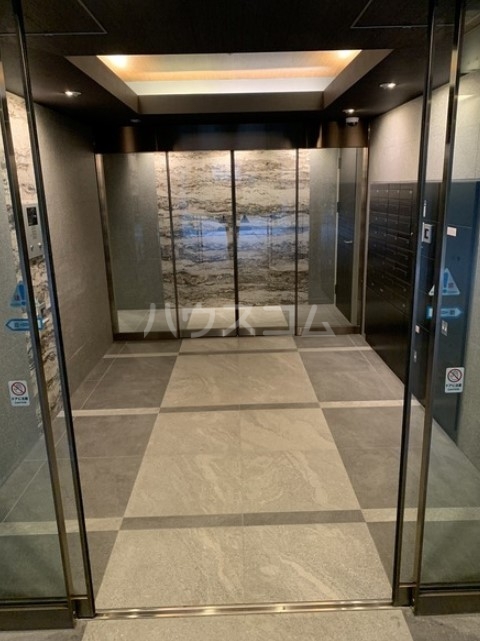 24/30 エントランス