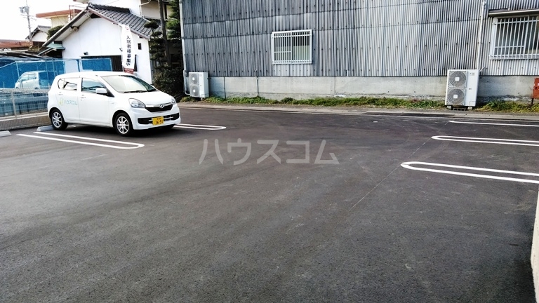 27/30 駐車場