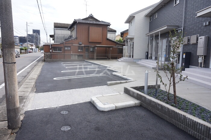 18/27 駐車場