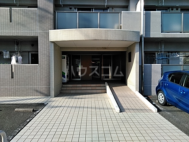 27/30 エントランス