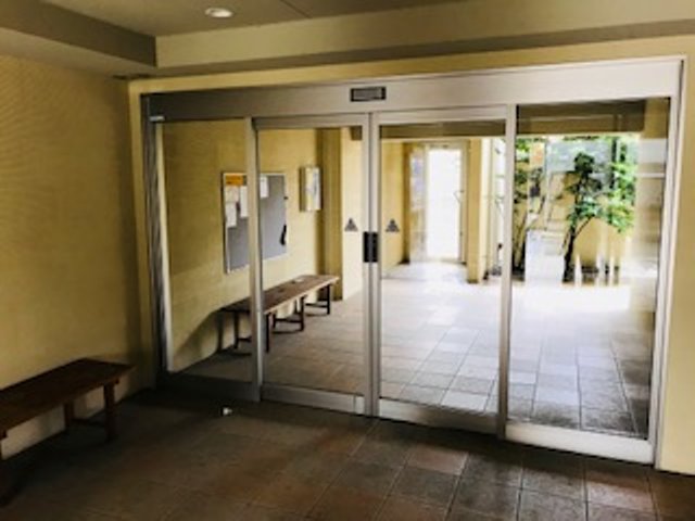 18/28 エントランス